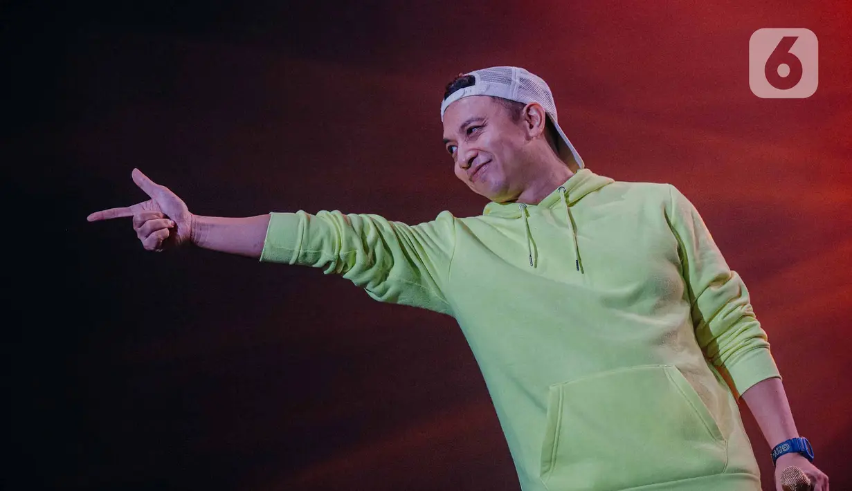 Vokalis termuda Kahitna, Mario Ginanjar tampil dalam pada hari ketiga BNI Java Jazz Festival 2022 di Jakarta International Expo, Kemayoran, Jakarta Pusat, Minggu (29/5/2022). Kahitna membawakan sejumlah tembang hits miliknya seperti, Anda Dia Tahu dan Cantik. (Liputan6.com/Faizal Fanani)