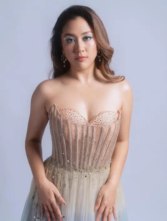 Archangela Chelsea mengusung konsep makeup yang dreamy, feminin pada makeup look Sherina. Namun tetap ada sentuhan warna bold seperti biru tua yang memperlihatkan karakter strong. [@sherinamunaf]