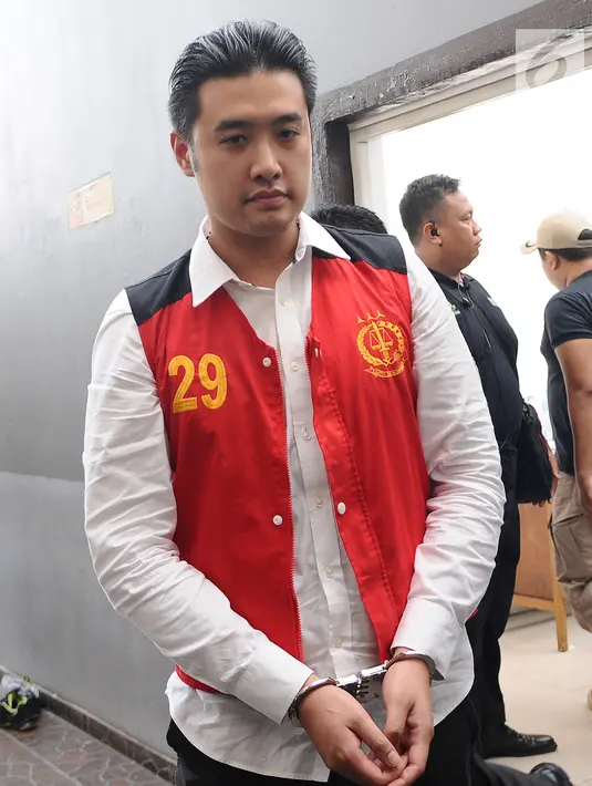 Terdakwa kasus penggguna kokain Richard Muljadi bersiap menjalani sidang putusan di Pengadilan Negeri Jakarta Selatan, Kamis (28/2). Richard divonis 1 tahun 6 bulan dengan dipotong masa tahanan untuk rehablitasi. (Liputan6.com/Herman Zakharia)