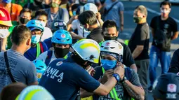 Pengendara sepeda mendapat helm gratis di Manila, Filipina (9/7/2020). Lembaga swadaya masyarakat membagikan helm dan selempang reflektif gratis saat warga beralih menggunakan sepeda sebagai moda transportasi utama selama pandemi COVID-19. (Xinhua/Rouelle Umali)