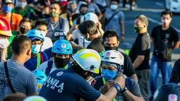 Pengendara sepeda mendapat helm gratis di Manila, Filipina (9/7/2020). Lembaga swadaya masyarakat membagikan helm dan selempang reflektif gratis saat warga beralih menggunakan sepeda sebagai moda transportasi utama selama pandemi COVID-19. (Xinhua/Rouelle Umali)