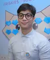 Vokalis grup Yovie & Nuno, Dikta memiliki kegemaran memelihara kucing. Kecintaan pada hewan menggemaskan tersebut, sudah ada sejak Pradikta Wicaksono kecil hingga kini. (Andy Masela/Bintang.com)