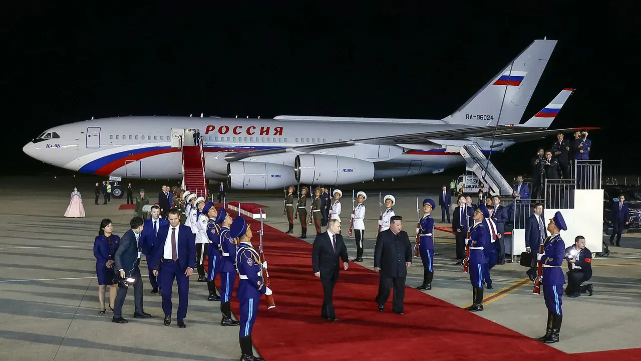 Vladimir Putin dan Kim Jong Un di Pyongyang, Korea Utara, Rabu (19/6/2024).