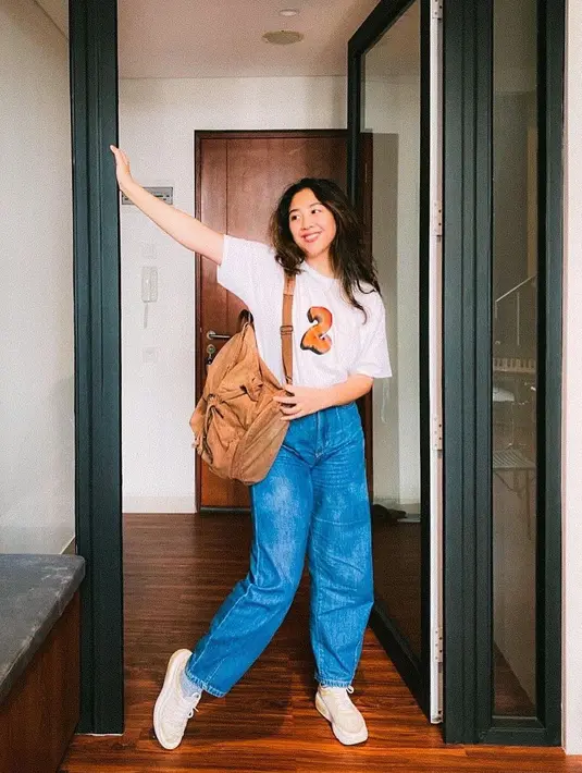 Tapi Sherina Munaf juga seringkali tampil kasual. Di sini, ia tampil chic pakai kaus berwarna dasar putih dengan corak angka 2, dipadu celana jeans, dan sneakers putih serasi. [Foto: Instagram/sherinamunaf]