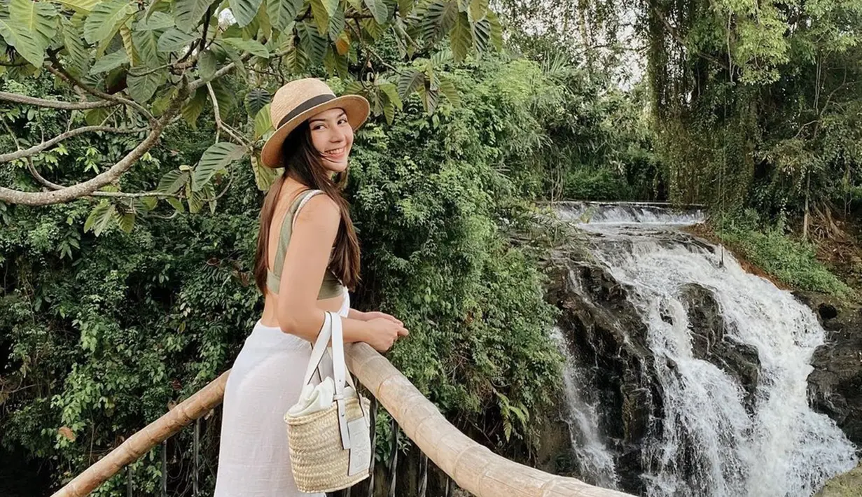 Melepas penat di tempat yang indah bisa menjadi salah satu cara refreshing bagi Jessica Mila. Aktris yang pernah bintangi sinetron Ganteng-Ganteng Serigala ini terlihat menikmati suasana syahdu di air terjun. Terlebih, foto Jessica Mila bikin gagal fokus karena ia memakai baju tanpa lengan. (Liputan6.com/IG/@jscmila