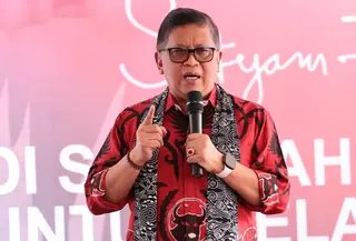 Sekretaris Jenderal (Sekjen) DPP PDI Perjuangan, Hasto Kristiyanto saat memberikan orasi politik di acara rangkaian HUT PDI Perjuangan ke-53 sekaligus peresmian Klinik Waluya Sejati Abadi di Sukabumi, pada Minggu (25/1/2026). (Dok. Tim News)