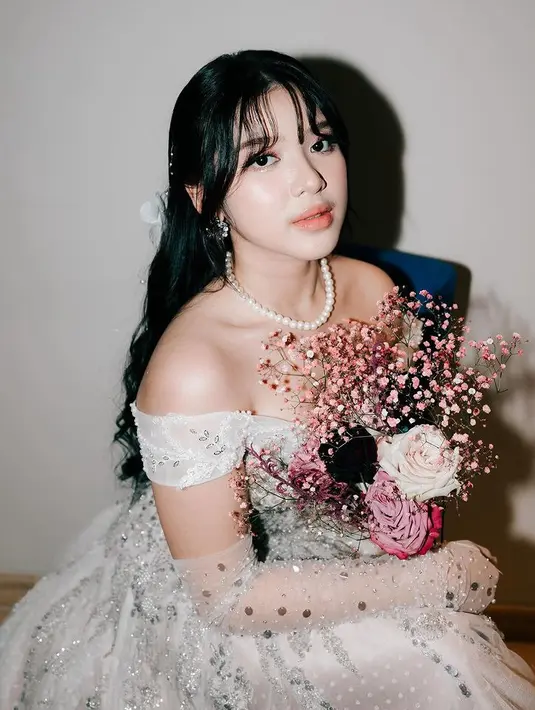 Melengkapi penampilannya, Tiara memilih mengenakan kalung mutiara putih dan anting-anting. Ia pun membawa buket bunga yang semakin membuat tampil bak pengantin. [@tiaraandini]