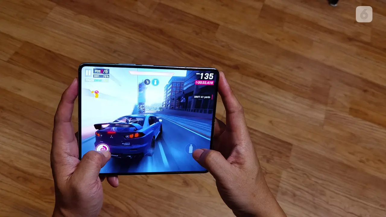 Bermain game Asphalt 9: Legends di layar utama Samsung Galaxy Z Fold5. Liputan6.com/Iskandar