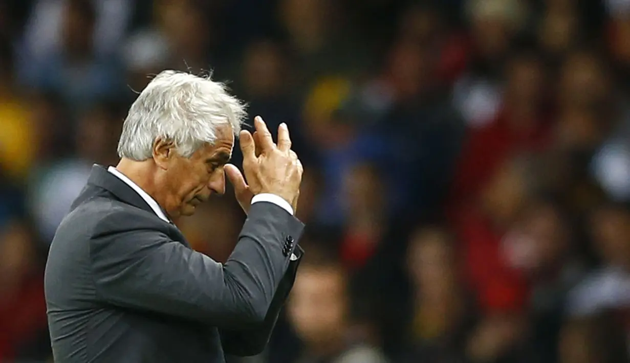 Pelatih Timnas Aljazair, Vahid Halilhodzic, tertunduk usai dikalahkan Jerman 1-2 di laga 16 besar Piala Dunia 2014 di Stadion Beira Rio, Porto Alegre, (1/7/2014). (REUTERS/Darren Staples) 