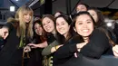 Gigi Hadid berfoto dengan penggemarnya saat menghadiri acara MTV Movie Awards di Warner Bros Studio, Burbank, California, Sabtu (9/4).  Kekasih Zayn Malik itu mengubah gaya rambutnya dengan tampil berponi. (Larry BUSACCA/GETTY IMAGES NORTH AMERICA/AFP)