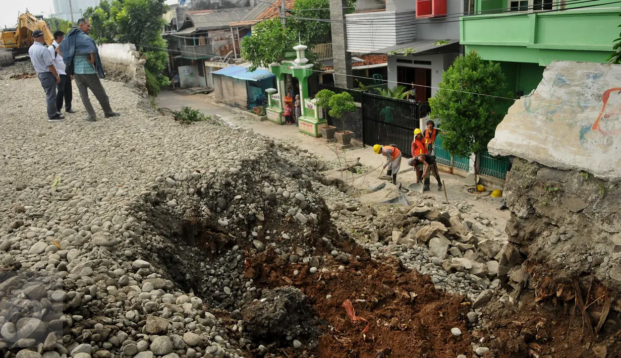 Tembok pembatas proyek jalan inspeksi Kanal Banjir Barat permukiman RT 08/10, Duri Pulo roboh, Jakarta,  Senin (13/6). Tembok setinggi empat meter yang berbatasan dengan Jalan Setia Kawan Barat itu roboh menimpa sebuh mobil. (Liputan6.com/Gempur M Surya)