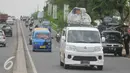 Sejumlah pemudik mengendarai kendaraannya di jalur Cikampek, Jawa Barat, Minggu (3/7). Meski mendekati hari lebaran, arus lalu lintad di jalur Cikampek menuju Cirebon masih lancar. (Liputan6.com/Gempur M Surya)