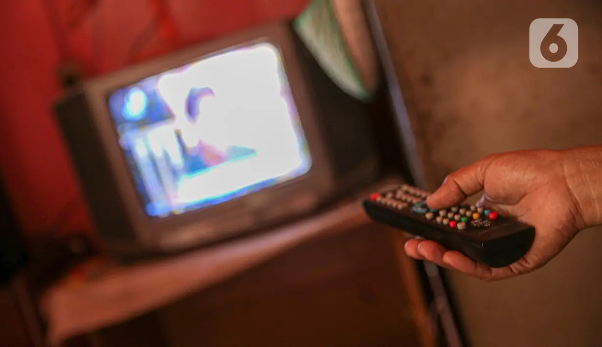 Warga mmenonton siaran televisi di Jakarta, Rabu (2/11/2022). Kementerian Komunikasi dan Informatika (Kemenkominfo) akan mematikan siaran TV analog di Jabodetabek pada 2 November 2022 Pukul 24:00 WIB, dan selanjutnya siaran TV akan beralih ke sistem siaran TV digital. (Liputan6.com/Faizal Fanani)