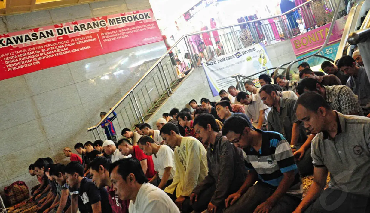 Meskipun beribadah di selasar tempat berjualan namun tidak menyurutkan niat mereka untuk beribadah, Jakarta, Jumat (18/7/14). (Liputan6.com/Faizal Fanani)