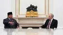 Pertemuan juga akan membahas beberapa isu internasional dan regional terkini. Tampak dalam foto, Presiden Republik Indonesia, Prabowo Subianto (kiri) berbincang dengan Presiden Rusia Vladimir Putin saat pertemuan mereka di Istana Senat Kremlin, Moskow pada Rabu 10 Desember 2025. (Alexander Zemlianichenko/POOL/AFP)