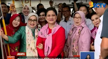 Tanpa canggung, Iriana pun berbaur dengan para penumpang lainnya.