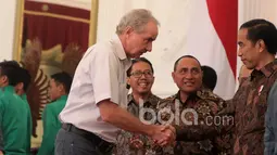 Pelatih Alfred Riedl dan para pemain Timnas Indonesia diterima Presiden RI, Joko Widodo di Istana Negara, (19/12/2016). (Bola.com/Nicklas Hanoatubun)