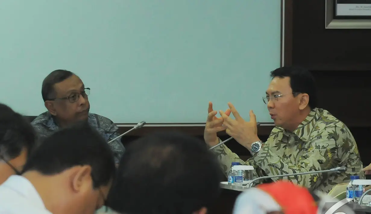 Gubernur DKI Jakarta memberikan penjelasan saat rapat bersama di Kantor Kementerian PU dan Perumahan Rakyat, Jakarta, Senin (15/12/2014). (Liputan6.com/Herman Zakharia)