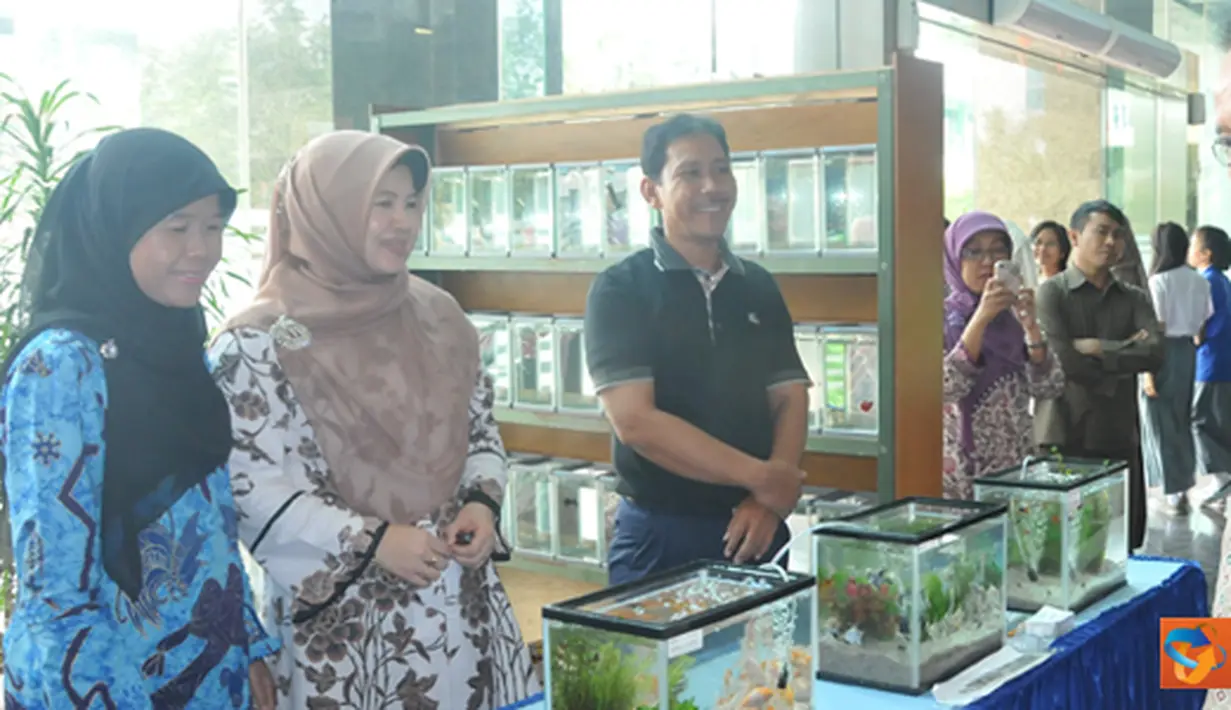 Citizen6, Jakarta: MKP Sahrif C Sutardjo didampingi Dirjen P2HP Saut Hutagalung menijau stand Bazar Produk Perikanan usai meresmikan Safari Gemarikan di Gedung KKP, Jakarta. (Pengirim: Efrimal Bahri)