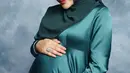 Dipadukan kerudung dengan warna hijau yang lebih gelap. Tampak ia pun mengenakan perhiasaan silvernya. [@aurelie.hermansyah]