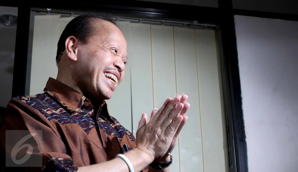 Terdakwa suap SKK Migas dan Kementerian ESDM, Sutan Bhatoegana menyapa wartawan sebelum sidang  pembacaan vonis di Pengadilan Tipikor, Jakarta, Rabu (19/8). Majelis Hakim memvonis Sutan dengan pidana penjara 10 Tahun. (Liputan6.com/Helmi Afandi)