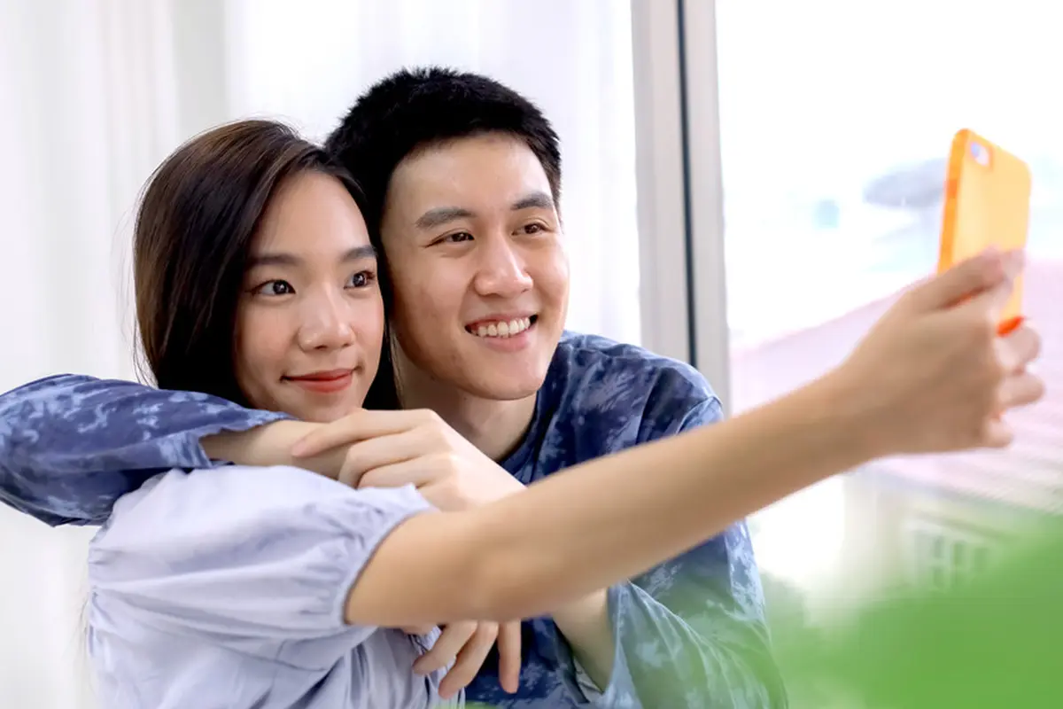 couple selfie foto bareng