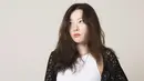 Mengenakan cardigan tetap terlihat seksi seperti Seulgi Red Velvet dengan Crochet cardigan dari bahan rajut yang dipadukan dengan tanktop putih Untuk bawahan bisa mengenakan pants hingga skirt. Instagram @hi_sseulgi