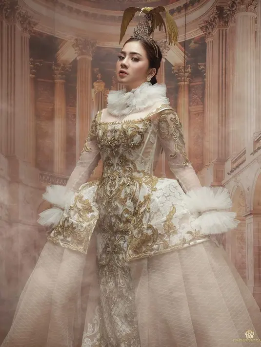 Gaun berwarna krem dengan perpaduan emas ini membuat penampilan Felicya Angelista semakin memukau. Lengkap dengan hiasan mahkota di kepala, tunangan Caesar Hito ini terlihat seperti ratu kerajaan. Ia terlihat begitu elegan dan anggun. (Liputan6.com/IG/@felicyangelista_)