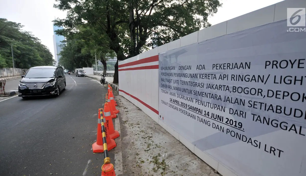 Poster pengumuman penutupan Jalan Setiabudi Tengah terlihat, Jakarta, Minggu (16/6/2019). Akibat penutupan jalan ini Dishub melakukan rekayasa lalu lintas, yakni dari arah Tanah Abang menuju Rasuna Said diahlikan melewati Jalan Margono Djoyokusumo. (merdeka.com/Iqbal S. Nugroho)