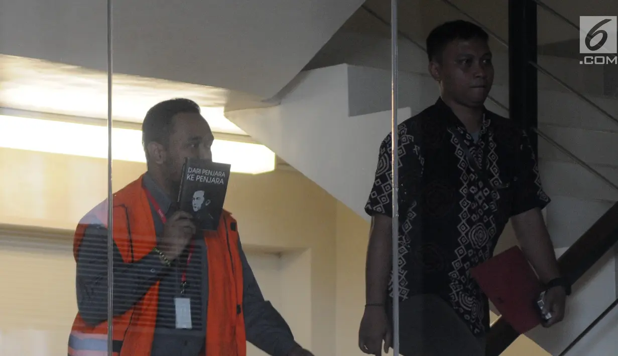 Anggota DPRD Kota Malang Syamsul Fajrih (kiri) tiba Gedung KPK, Jakarta, Kamis (22/11). Pemeriksaan Syamsul untuk melengkapai berkas terkait dugaan menerima suap pembahasan APBD-P Pemerintah Kota Malang Tahun Anggaran 2015. (Merdeka.com/Dwi Narwoko)