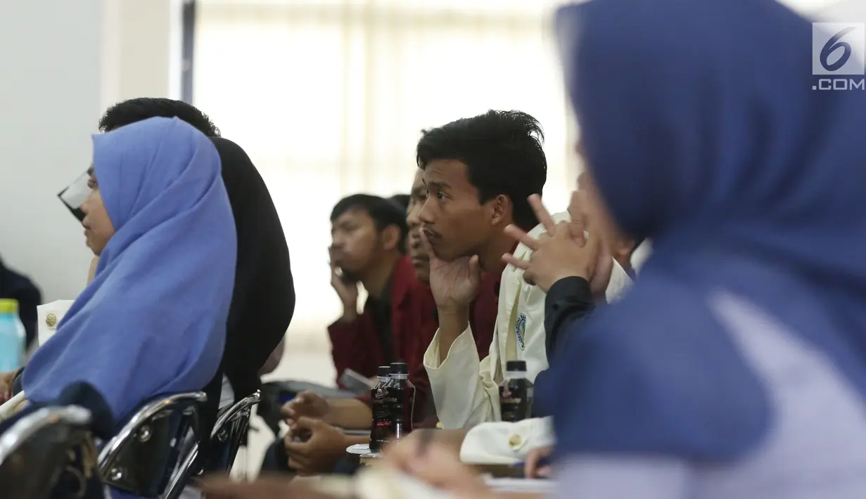 Mahasiswa dar berbagai kampus saat mengikuti Workshop Session Emtek Goes to Campus 2018 di Gedung 2 Universitas Padjajdaran, Bandung, Selasa (4/12). Sesi workshop diisi sejumlah materi termasuk jurnalistik media on line. (Liputan6.com/Helmi Fithriansyah)