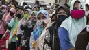 Warga antre untuk menerima Bantuan Sosial Tunai (BST) di Desa Cikande, Kecamatan Jayanti, Kabupaten Tangerang, Banten, Selasa (23/6/2020). Bantuan tersebut merupakan salah satu program jaring pengaman sosial terkait pandemi virus corona COVID-19. (Liputan6.com/Johan Tallo)