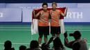 Ganda Indonesia, Greysia Polii / Apriyani Rahayu, melakukan selebrasi usai meraih emas pada final SEA Games 2019 di Muntinlupa Sports Complex, Manila, Senin (9/12). Pasangan Indonesia menang 21-3 dan 21-8 atas wakil Thailand. (Bola.com/M Iqbal Ichsan)