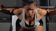 Gita Bachtiar atlet binaraga putri Indonesia menjalani latihan di Bengkel Cross-Fit, Jakarta pada Kamis (25/1/2018).  Gita Bachtiar berhasil menyabet 3 piala sekaligus di ajang IFBB Muscle Beach, Bali pada 15 Oktober 2017 (Bola.com/Peksi Cahyo)