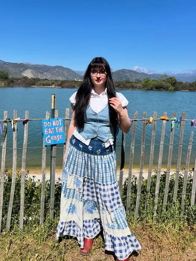 5 Inspirasi Padu Padan Outfit Biru ala Stephanie Poetri, dari Kasual hingga Elegan
