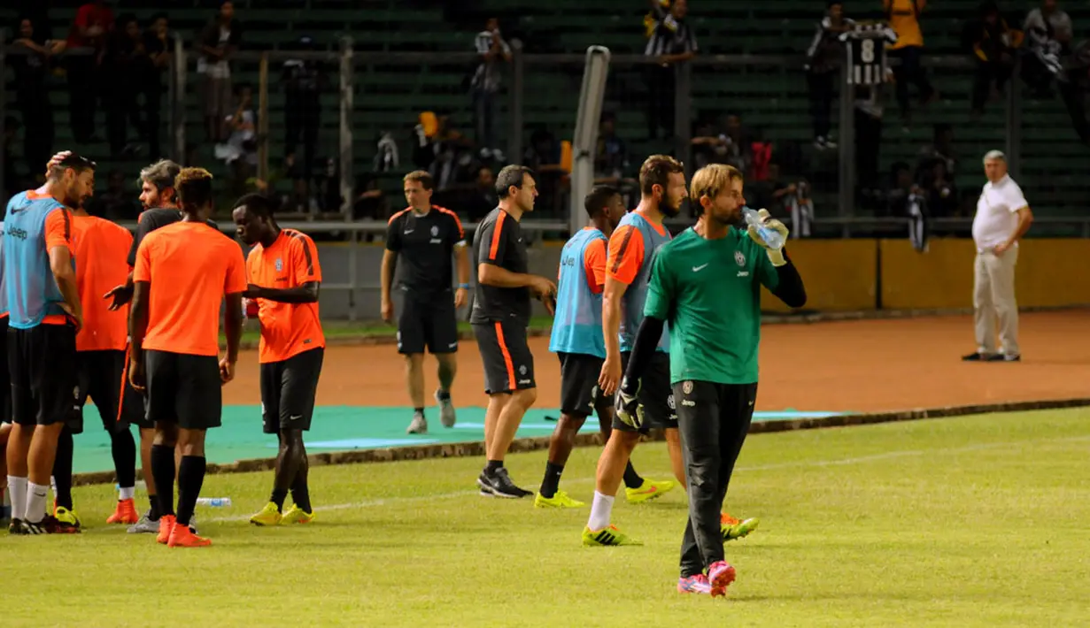 Penjaga gawang Juventus, Marco Storari, memanfaatkan waktu istirahat sambil menenggak air di sela-sela latihan di Stadion GBK Jakarta, (5/8/2014). (Liputan6.com/Helmi Fithriansyah)