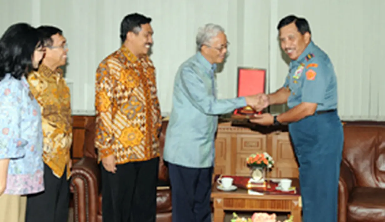 Citizen6, Jakarta: Pada kunjungan tersebut Prof. Dr. H. Arief Rachman didampingi oleh Pimpinan dan Wakil Pimpinan Live School berserta guru. (Pengirim: Badarudin Bakri).