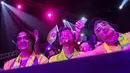 <p>Para penonton memeriahkan Sportcaster Piala Dunia 2022 pada acara Konser Histeria Pesta Bola Dunia 2022 di EMTEK City, Jakarta, Kamis (20/10/2022). (Bola.com/Bagaskara Lazuardi)</p>