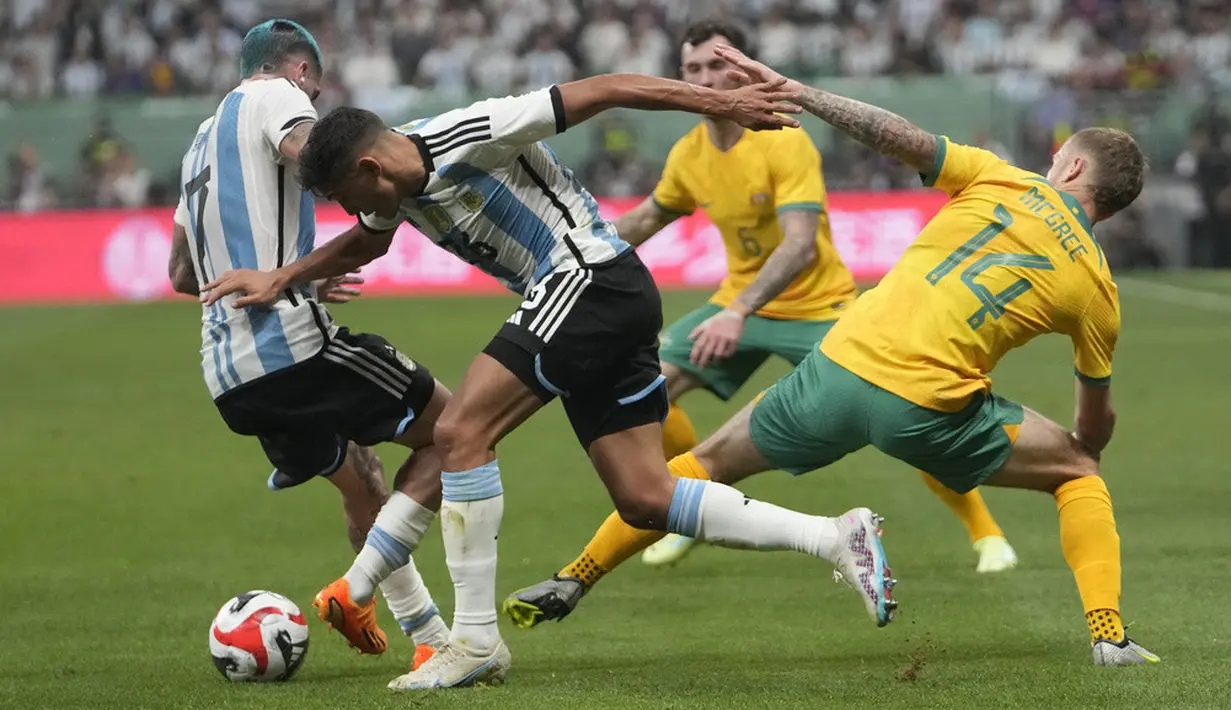<p>Menghadapi Australia, Argentina turun dengan kekuatan terbaik seperti ketika main di Piala Dunia 2022. Praktis hanya Nico Gonzalez yang bukan starter di Qatar yang diturunkan sejak awal. (AP Photo/Andy Wong)</p>