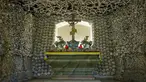 Suasana bagian dalam Gereja St Bartholomew yang dipenuhi Tengkorak dan tulang-belulang manusia di Distrik Czermna, Kudowa, Polandia, (31/10). Gereja St Bartholomew, juga dikenal sebagai 'kapel tengkorak'. (AFP Photo/Natalia Dobryszycka)