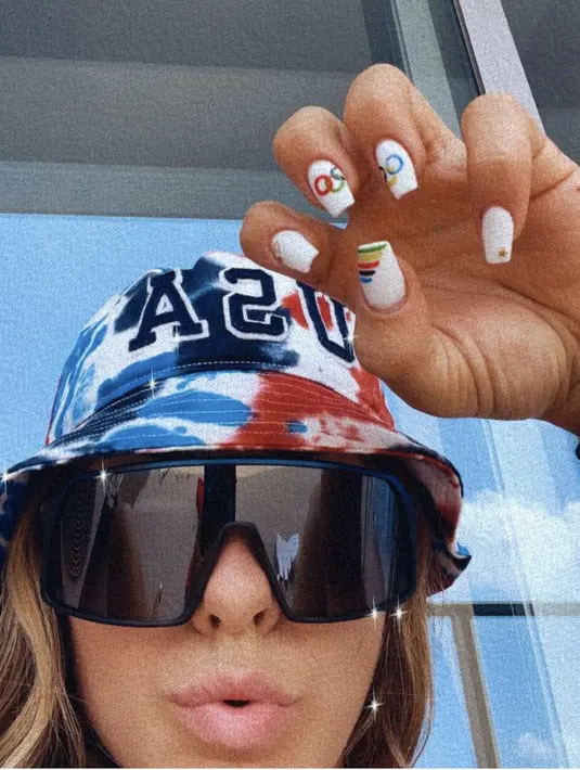 Atlet kano Tim USA Nevin Harrison menggunakan nail art lambang Olimpiade dan dan bendera asalnya, Amerika saat berkompetisi di Tokyo. Dok. Instagram Nevin Harrison