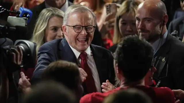 PM Anthony Albanese menang pemilu Australia. Ia menjadi pemimpin Australia pertama yang terpilih berturut-turut untuk periode kedua pada Sabtu 3 Mei 2025. (AP/Rick Rycroft)