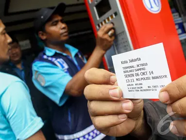 Pengendara  dibantu juru parkir melakukan transaksi parkir dengan parkir meter, kawasan jalan Sabang, Jakarta, Senin (6/10/2014) (Liputan6.com/Faizal Fanani)