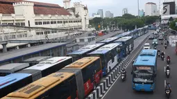 Aktivitas bus Transjakarta di Halte Harmoni, Jakarta, Rabu (2/1). Target 231 juta pelanggan pada tahun 2019 naik dibanding dengan realisasi pelanggan 2018 yang hanya 189,77 juta. (Liputan6.com/Immanuel Antonius)