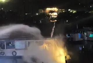 Kapal terbakar di Labuan Bajo. (Liputan6.com/Ola Keda)