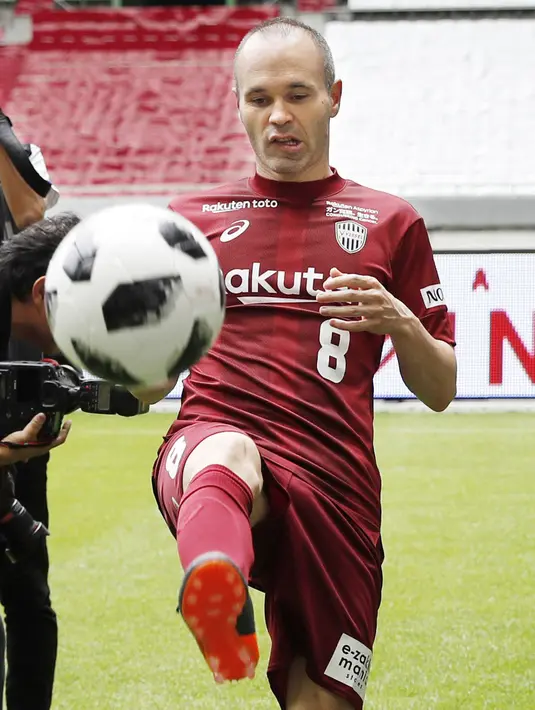 Aksi Andres Iniesta melakukan jugling saat perkenalan di NOEVIR Stadium Kobe, Kobe, (26/5/2018). Iniesta dikontrak Vissel Kobe selama tiga tahun.  (Michi Ono/Kyodo News via AP)