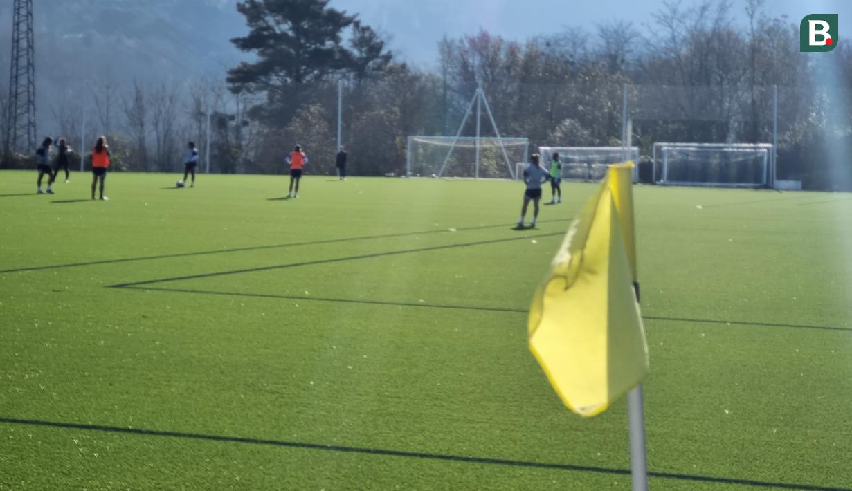 Lapangan latihan tim Real Sociedad putri, yang memakai rumput sintetis. (Bola.com/Yus Mei Sawitri)
