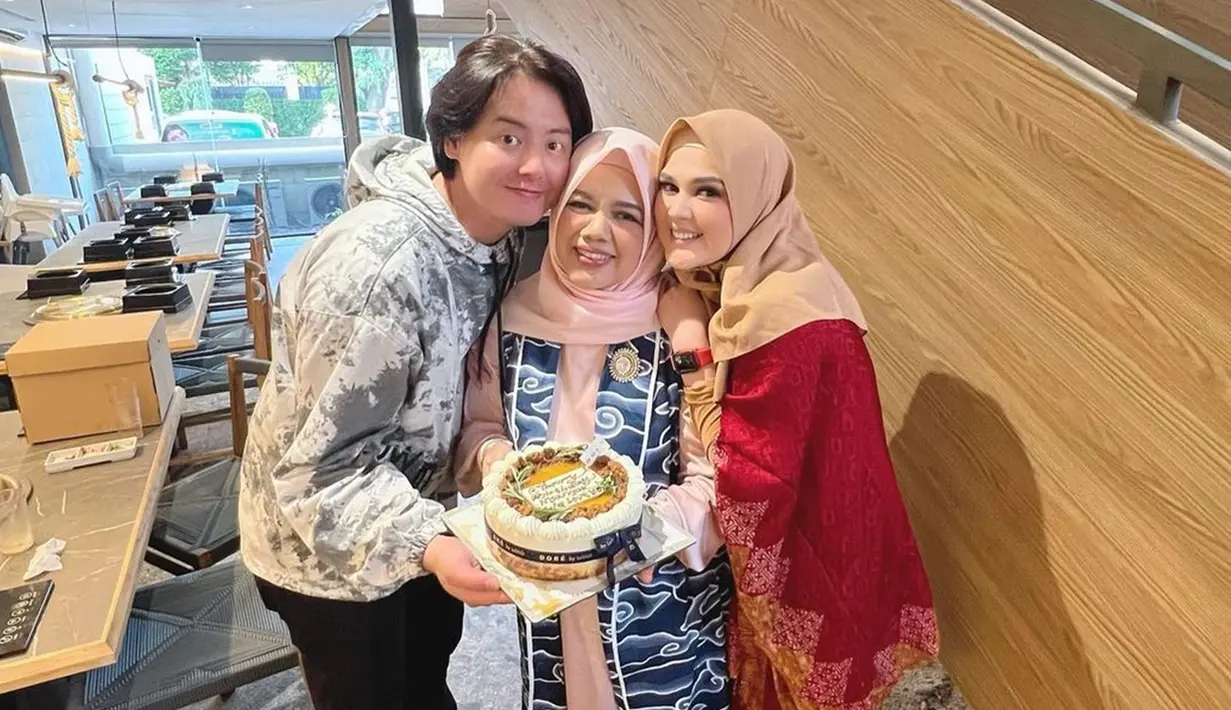 Inilah momen Roger Danuarta dan Cut Meyriska saat memberikan kejutan ulang tahun kepada sang ibunda. Tampak pasangan selebriti itu berfoto satu frame dengan ibunda sambil membawa kue ulang tahun. Ibu dan anak itu tampak begitu menikmati momen hangat keluarga. (Liputan6.com/IG/@cutratumeyriska)