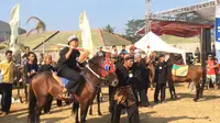 Para penunggang kuda yang memamerkan ketangkasannya sehari-hari merupakan penarik delman.  (Liputan6.com/Panji Prayitno)