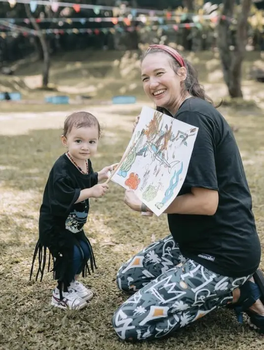 Nadine tampil santai dengan kaos hitam oversize dipadukan celana ketat bermotif, yang serasi dengan Djiwa. (@nadinelist)